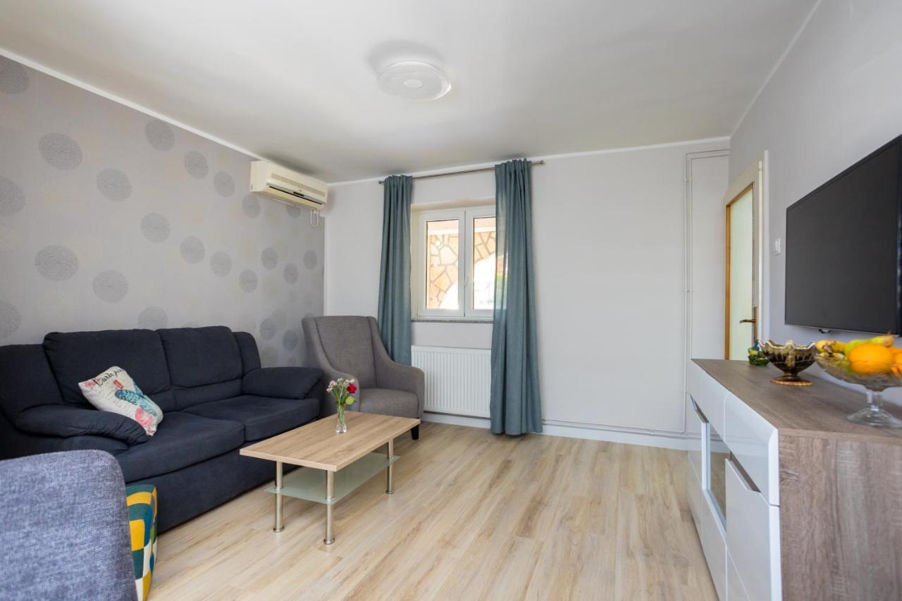 Apartman Marija Apartamento Njivice Exterior foto